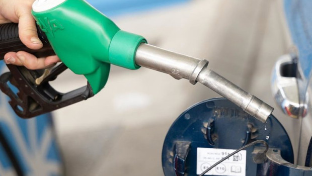 ep repostaje en una gasolinera a 3 de marzo de 2026 en madrid espana la guerra en iran ha elevado