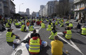 ep trabajadores de ence pontevedra y transportistas de madera protagonizan una sentada ante la