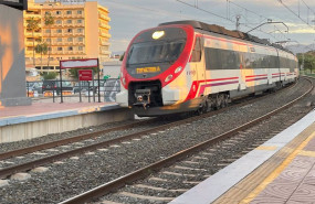 ep tren de cercanias de renfe de la linea c 1 llega a la parada apeadero de los alamos en
