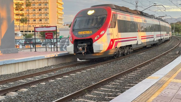 ep tren de cercanias de renfe de la linea c 1 llega a la parada apeadero de los alamos en