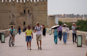ep turistas visitan la capital cordobesa encontrandose bajo aviso rojo por calor con maximas de 44 a ep turistas visitan la capital cordobesa encontrandose bajo aviso rojo por calor con maximas de 44 a