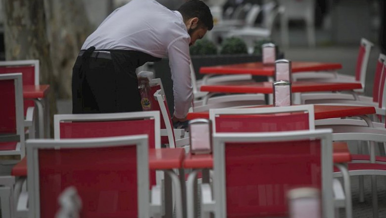 ep un camarero limpia las mesas de un bar en sevilla