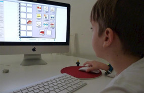 ep un nino en el ordenador conectado a internet haciendo actividades del colegio