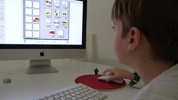 ep un nino en el ordenador conectado a internet haciendo actividades del colegio