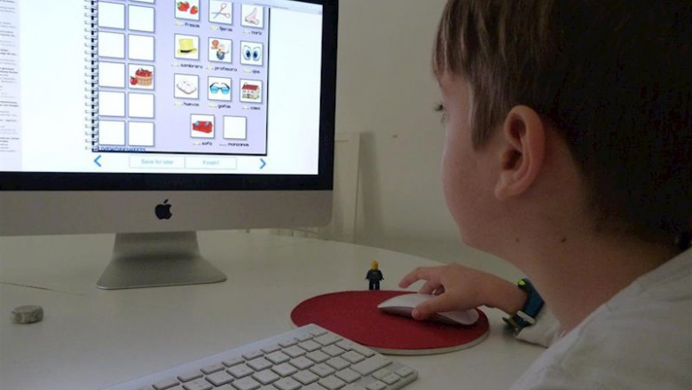 ep un nino en el ordenador conectado a internet haciendo actividades del colegio ep un nino en el ordenador conectado a internet haciendo actividades del colegio