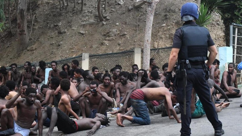 Un total de 153 migrantes entran en Ceuta saltando su doble valla en la primera incursión en grupo en un año | Antonio Sempere / Europa Press ep un total de 153 migrantes entran en ceuta saltando su doble valla en la primera incursion en