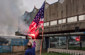 ep un trabajador de alcoa san cibrao quema una bandera de estados unidos delante de la factoria tras