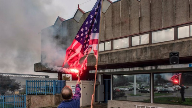 ep un trabajador de alcoa san cibrao quema una bandera de estados unidos delante de la factoria tras