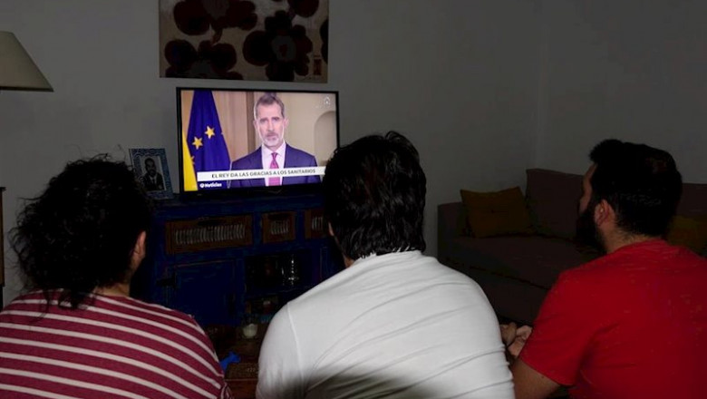Una familia andaluza que se encuentra en cuarentena por el coronavirus siguen atentamente el discurso del Rey Felipe VI. | Luna Flores - Europa Press ep una familia andaluza que se encuentra en cuarentena por el coronavirus siguen atentamente el