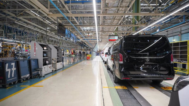 ep una furgoneta en la linea de producccion de la planta de mercedes vitoria