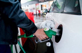 ep una mujer pone gasolina a su vehiculo en una gasolinera