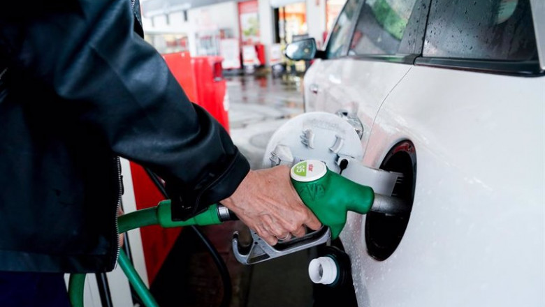 ep una mujer pone gasolina a su vehiculo en una gasolinera ep una mujer pone gasolina a su vehiculo en una gasolinera