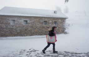ep una peregrina se dirige con la compra y entre la nieve a un albergue de peregrinos en el