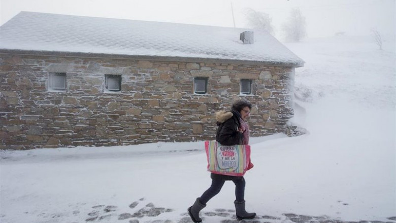 ep una peregrina se dirige con la compra y entre la nieve a un albergue de peregrinos en el ep una peregrina se dirige con la compra y entre la nieve a un albergue de peregrinos en el