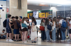 ep varias personas en la estacion de chamartin