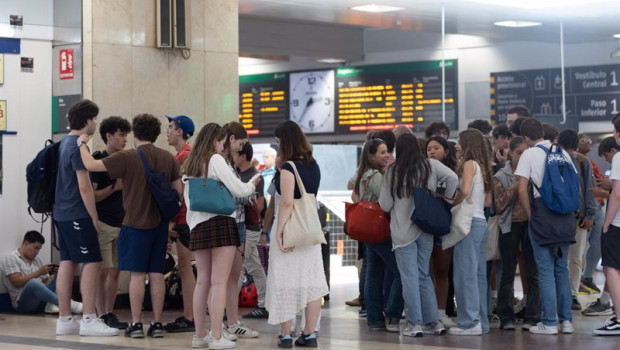 ep varias personas en la estacion de chamartin