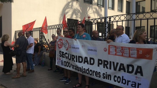 ep varios trabajadores de la empresa ombuds se manifiestan frente a la delegacion de lgobierno junto