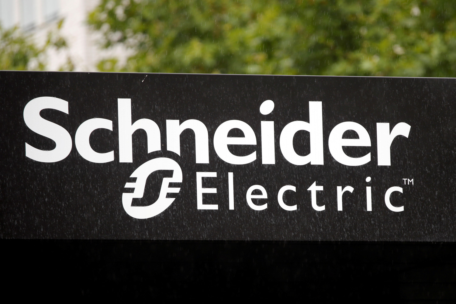 le logo de schneider electric est visible au siege de l entreprise a rueil malmaison 