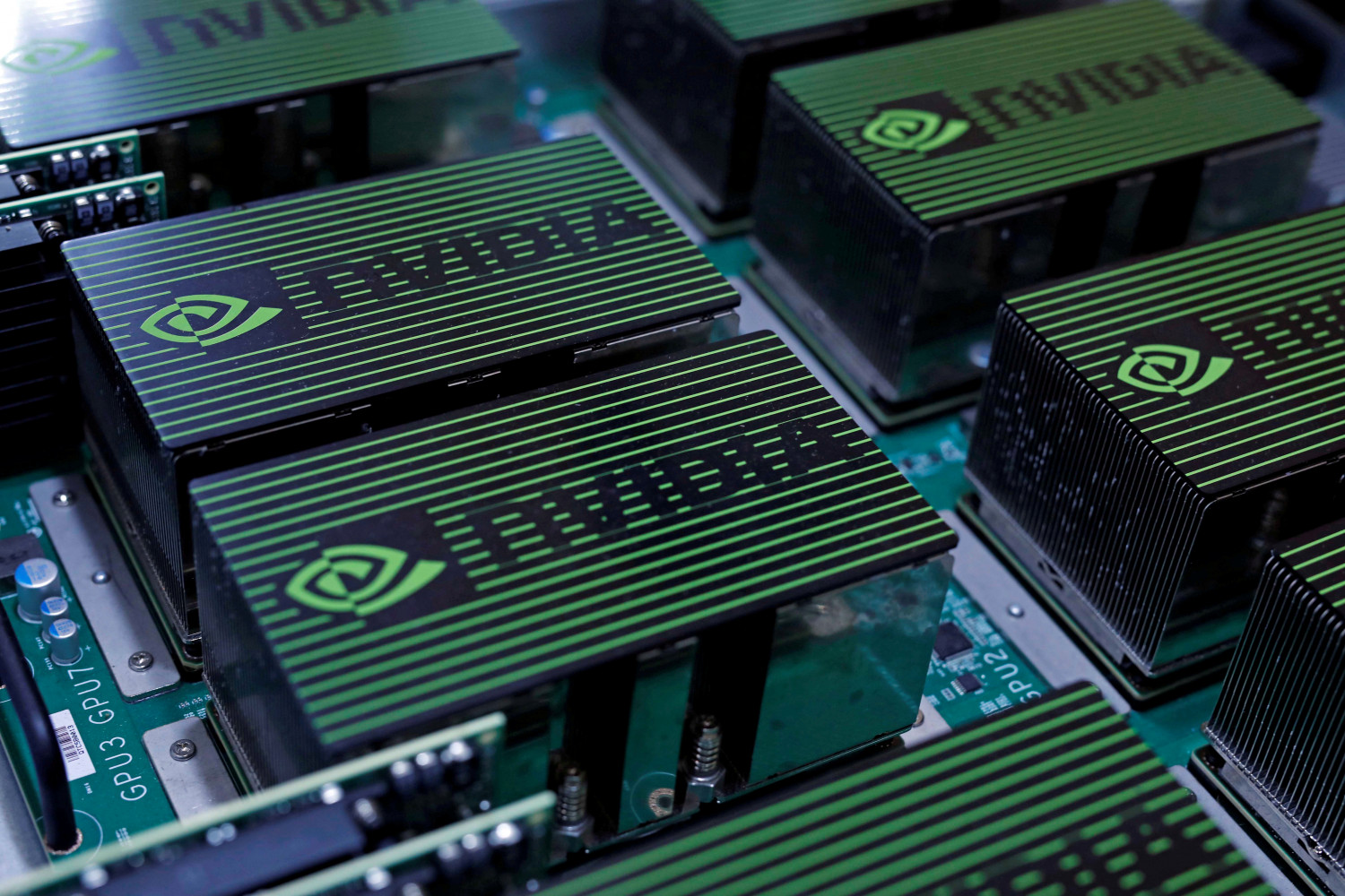 Nvidia supera brevemente a Amazon en valor de mercado ante la euforia por la IA