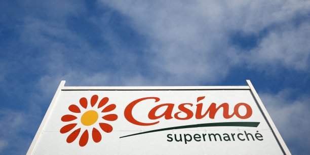 un logo du detaillant francais casino a l exterieur de son supermarche a sainte hermine 