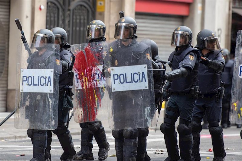 ep agentes de la policia nacional son alcanzados por balas de pintura en barcelona