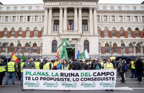 ep agricultores y ganaderos sujetan pancartas durante una protesta ante el ministerio de agricultura