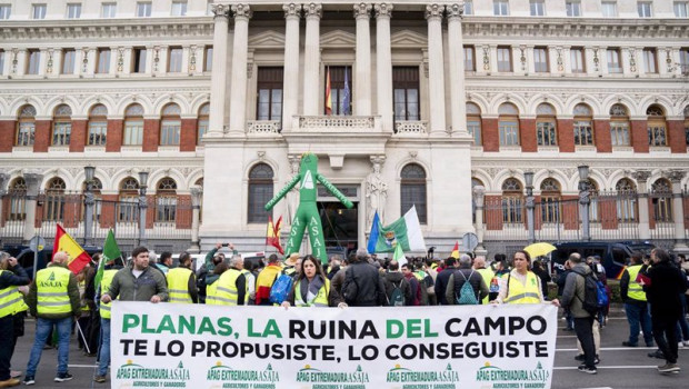 ep agricultores y ganaderos sujetan pancartas durante una protesta ante el ministerio de agricultura