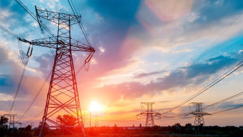 Torres sosteniendo cables de electricidad. | TEMPOS ENERGÍA. ep ano lo que supone sobrepasar los 200 millones de euros en energia gestionada