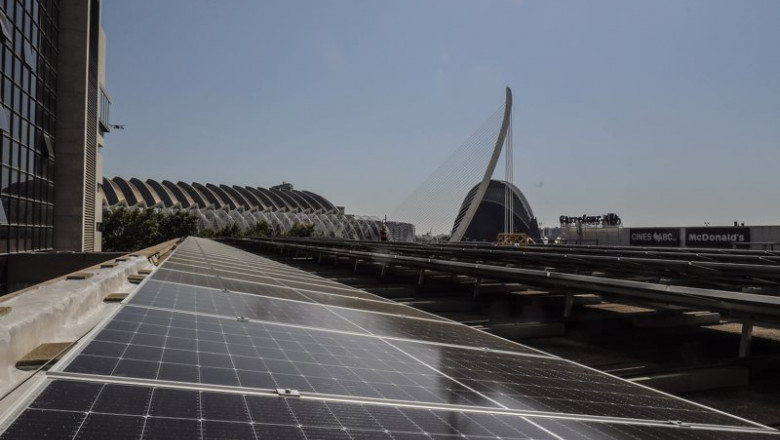 Archivo - Algunas de las 1.600 placas solares que están instaladas en la azotea del edificio judicial. | Rober Solsona - Europa Press - Archivo ep archivo algunas de las 1600 placas solares que estan instaladas en la azotea del edificio 20220408143005