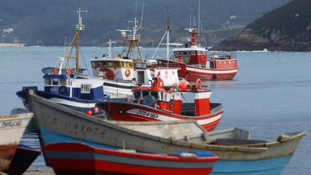 ep archivo   barcos pesqueros en un puerto corunes galicia