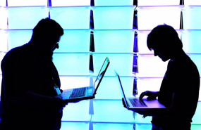 ep archivo   dos personas sostienen sus portatiles durante un congreso de hackers en alemania