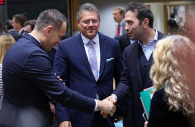 ep archivo   el ministro de economia carlos cuerpo d y el comisario de comercio y seguridad