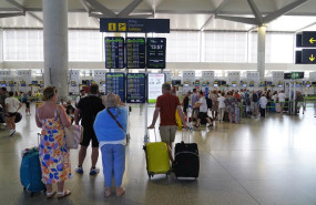 ep archivo   imagen de archivo de viajeros en el aeropuerto malaga costa del sol de malaga