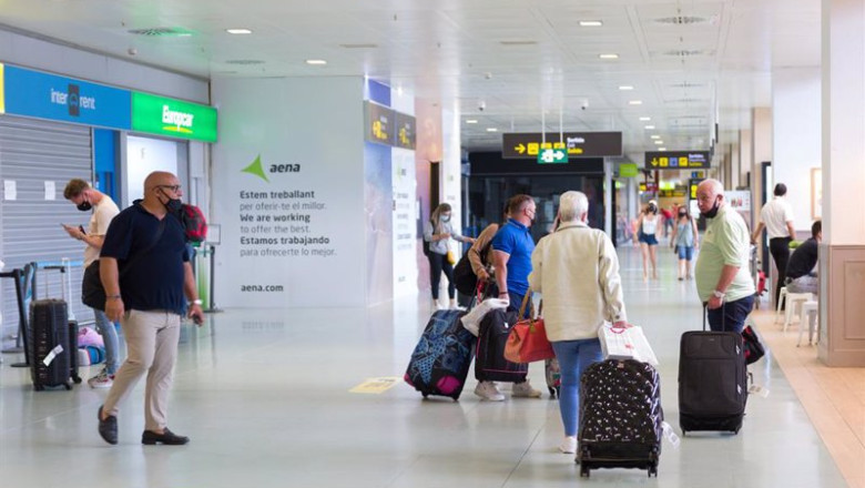 ep archivo pasajeros en el aeropuerto de ibiza recurso archivo ep archivo pasajeros en el aeropuerto de ibiza recurso archivo