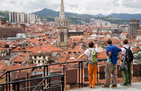 ep archivo   turistas en bilbao disfrutan de una panoramica de la villa en la que sobresale a torre