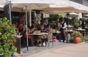 ep archivo   turistas en un restaurante en costa adeje tenerife
