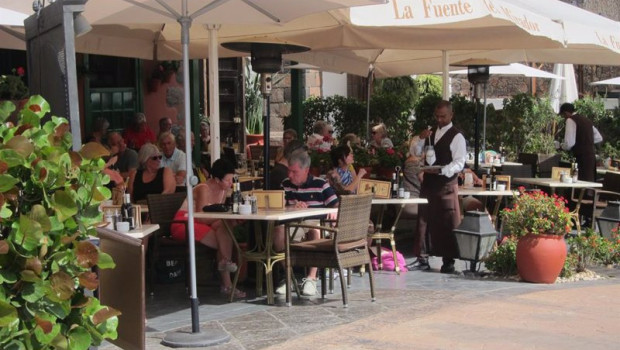 ep archivo   turistas en un restaurante en costa adeje tenerife