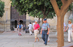ep archivo   turistas mayores en la ciudad de malaga