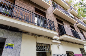 ep archivo   un cartel de se vende en un edificio de viviendas de madrid