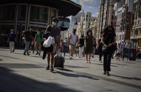 ep archivo   un hombre con una maleta en la plaza de callao