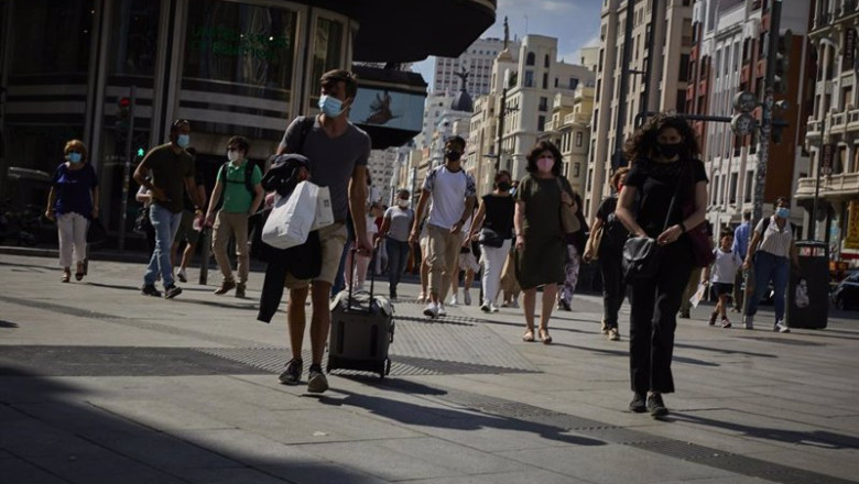 Archivo - Un hombre con una maleta en la plaza de Callao. | Jesús Hellín - Europa Press - Archivo ep archivo un hombre con una maleta en la plaza de callao