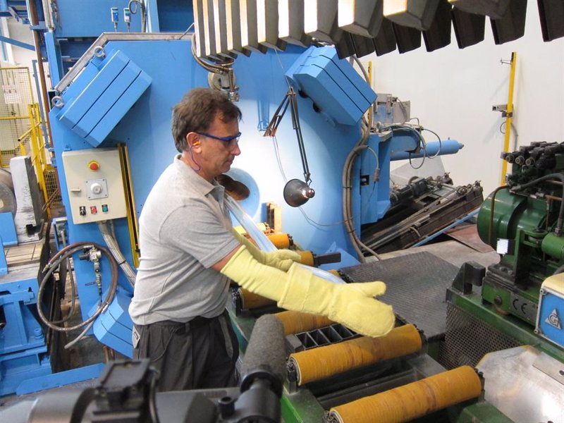 La producción industrial cae un 1,3% en la zona euro y crece un 0,4% en la UE