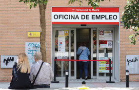 ep archivo   una mujer entra a una oficina del sepe en madrid