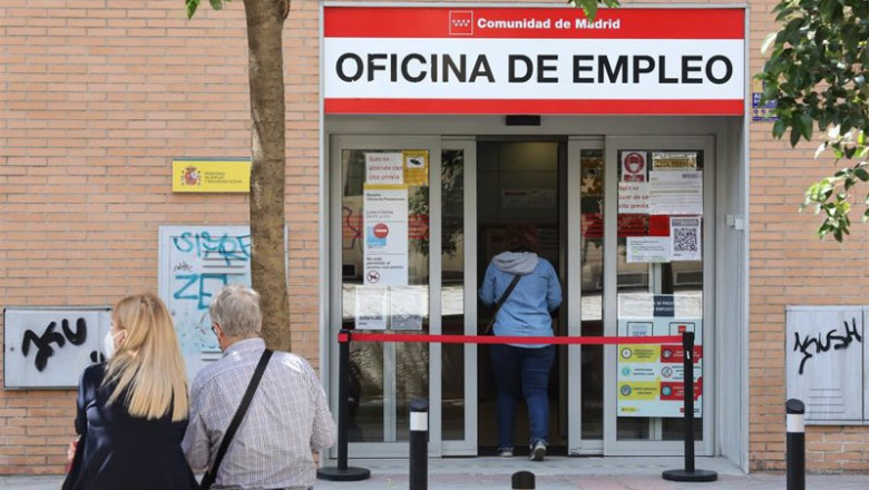 ep archivo   una mujer entra a una oficina del sepe en madrid