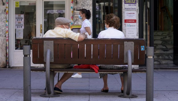 ep archivo   una pareja de ancianos con mascarilla sentada en un banco a 27 de julio de 2021 en