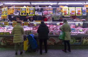 ep archivo varias mujeres compran en una carniceria en un mercado ep archivo varias mujeres compran en una carniceria en un mercado