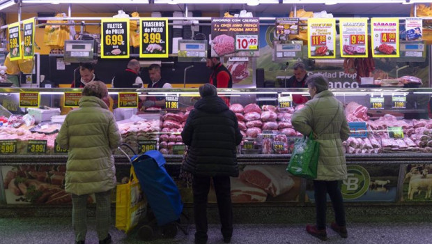 ep archivo   varias mujeres compran en una carniceria en un mercado