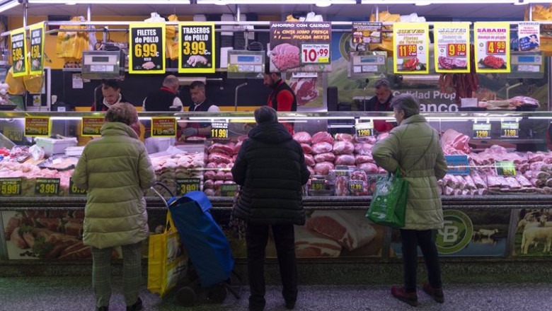 ep archivo varias mujeres compran en una carniceria en un mercado ep archivo varias mujeres compran en una carniceria en un mercado