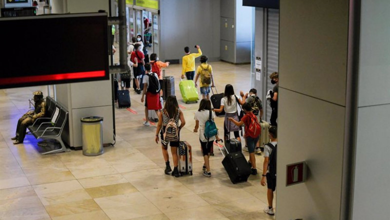 Archivo - Varias personas en la terminal T1 del Aeropuerto Adolfo Suárez Madrid-Barajas en Madrid (España). | Óscar Cañas - Europa Press - Archivo ep archivo varias personas en la terminal t1 del aeropuerto adolfo suarez madrid barajas en madrid