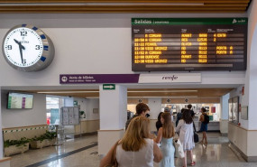 ep archivo   varias personas hacen cola para adquirir un abono gratuito en la estacion de trenes a